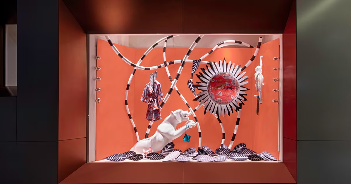 ost estratégico focado em inspiração (nível A) para donos de boutique, mostrando como erros comuns na vitrine impactam negativamente o ticket médio. Usa dados NRF sobre experiência no ponto de venda e storytelling visual para converter visitantes em clientes. Inclui exemplos práticos do Rio de Janeiro e CTA para diagnóstico gratuito.